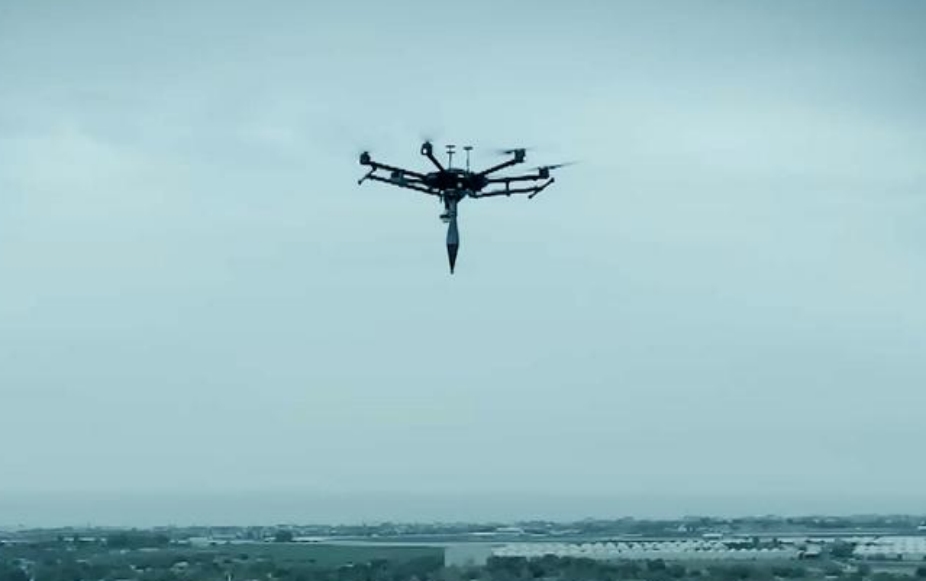 Cad iad na deacrachtaí a bhaineann le drones a bhrath i gcórais radair?